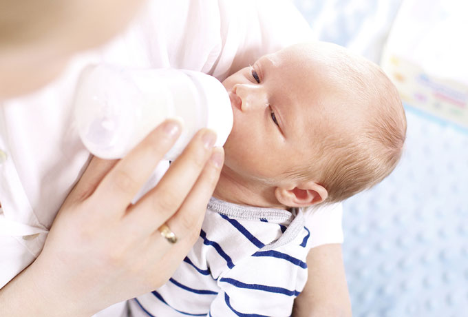 bottle feeding to newborn